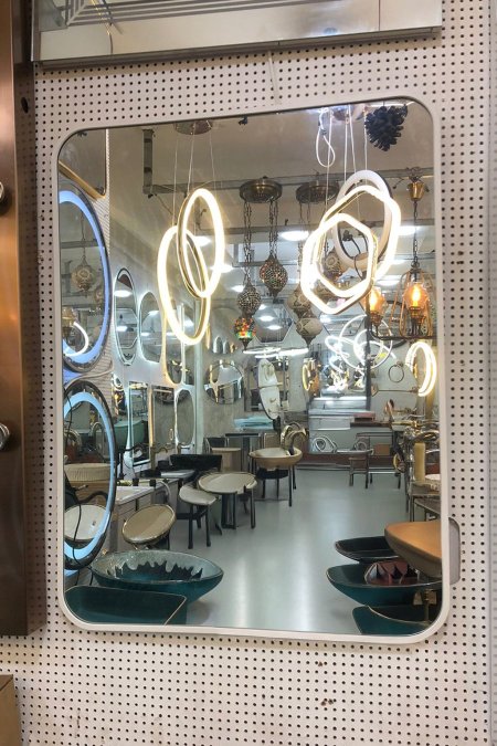 مراية مستطيلة بحواف دائرية وإطار معدني